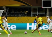 米兰体育官网-高能对决，足球赛场上的惊险一幕