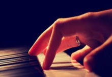 米兰体育官网-库里绿茵奇幻夜！篮球王者单骑闯关诺坎普见证跨界神迹