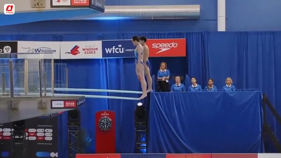 加拿大游泳选手优异成绩，夺得银牌