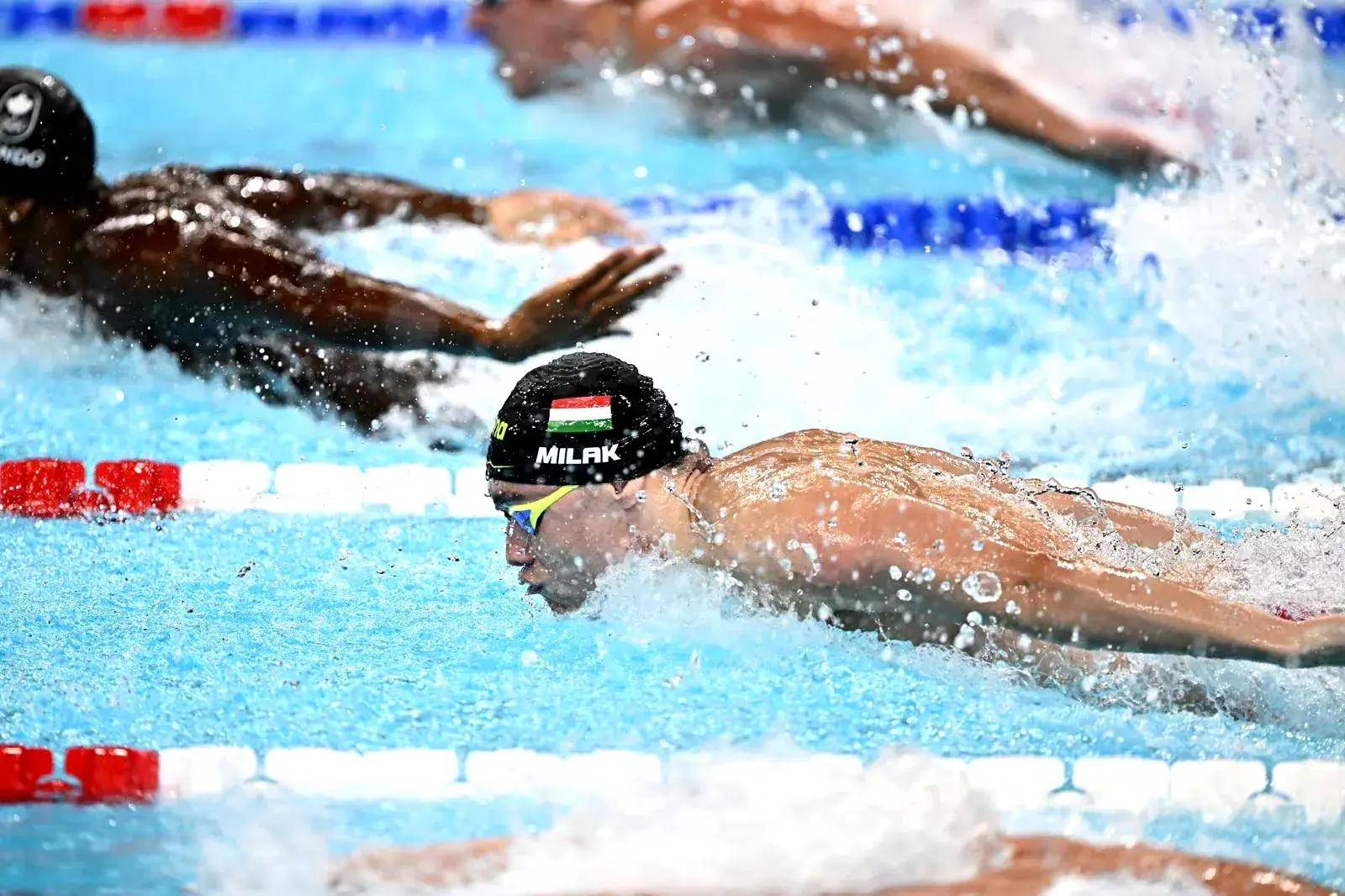 加拿大游泳选手优异成绩，夺得银牌