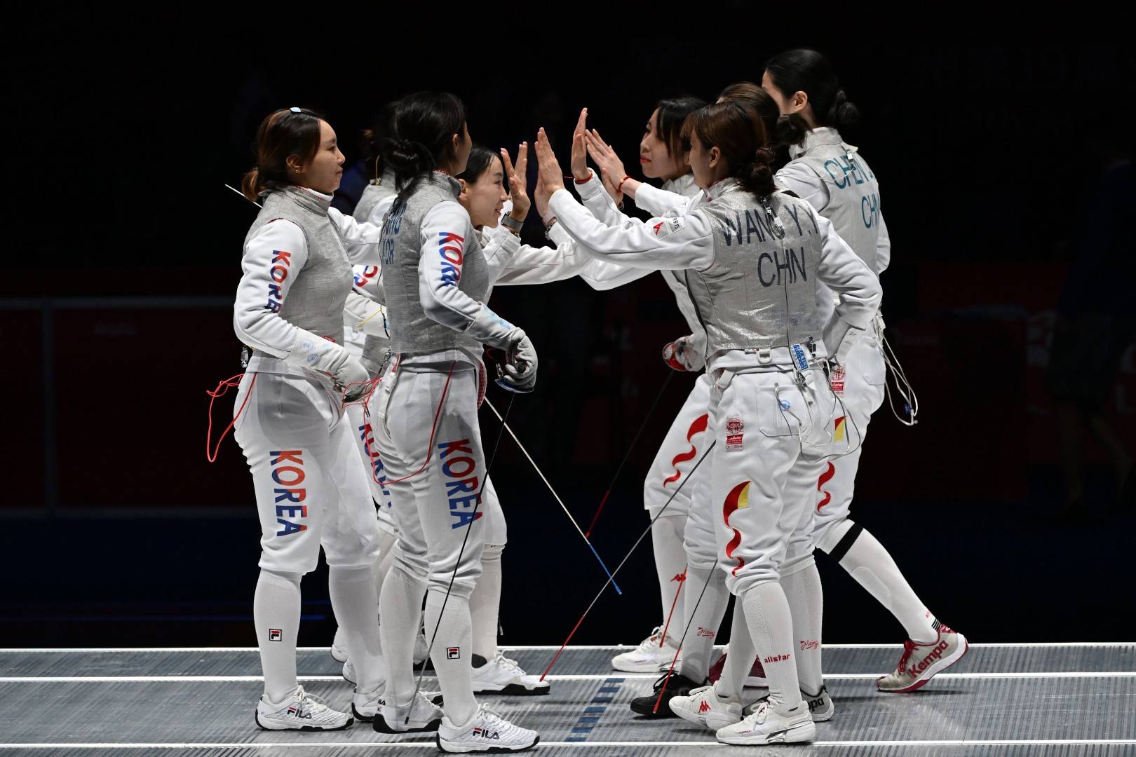 韩国击剑队实力抢眼，备受关注