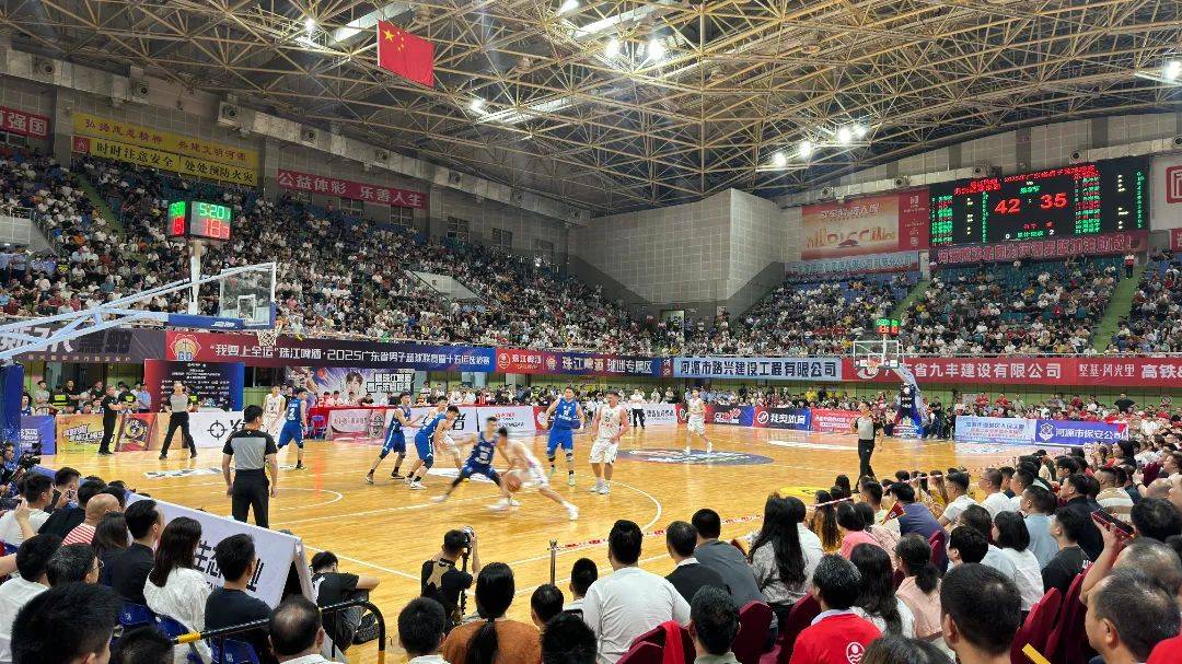 激烈对抗中,赢得关键比赛的球队夺得胜利! 激烈对抗中,赢得关键比赛的球队夺得胜利!