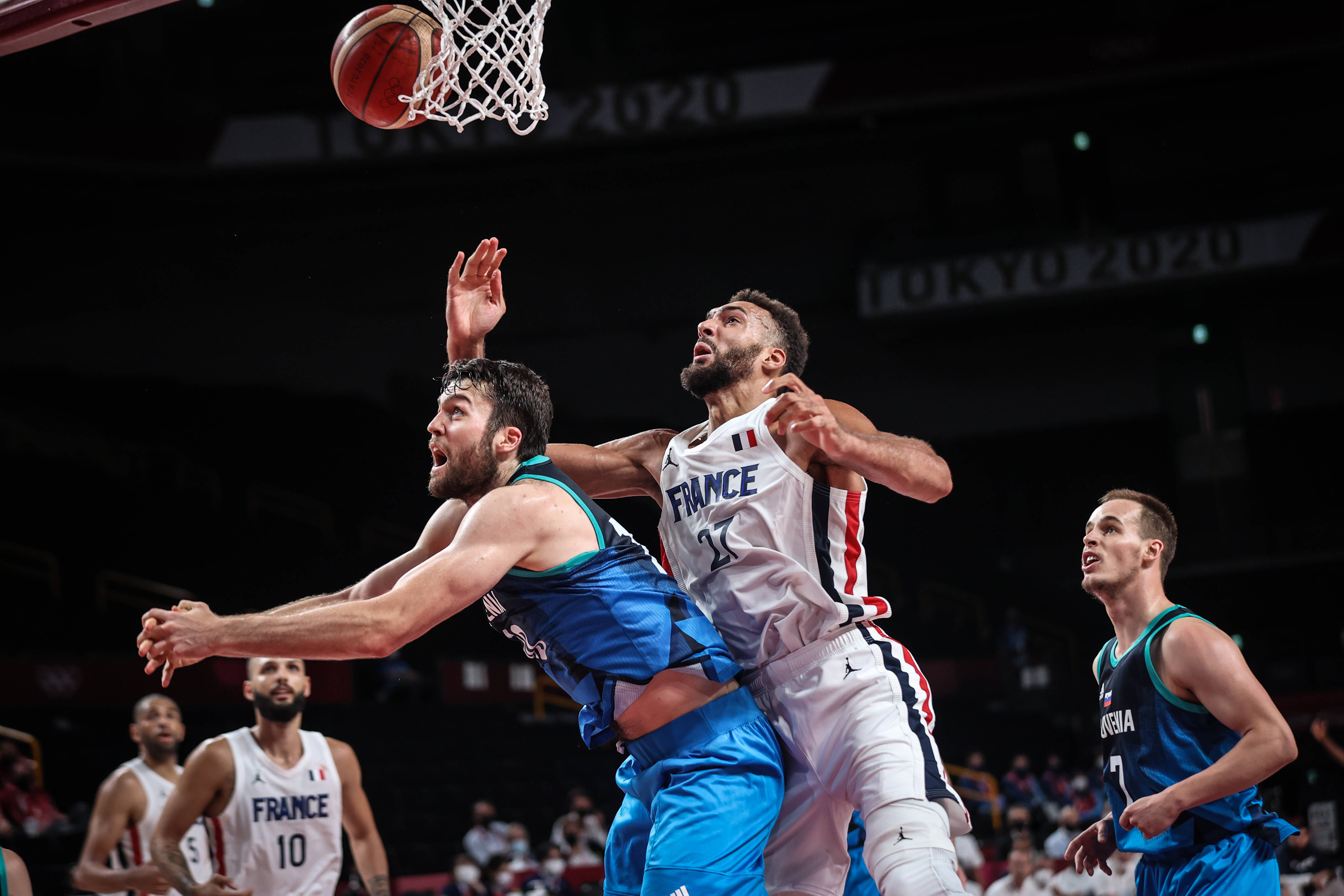 关于斯洛文尼亚大胜并非易事，晋级前途仍未明朗的信息