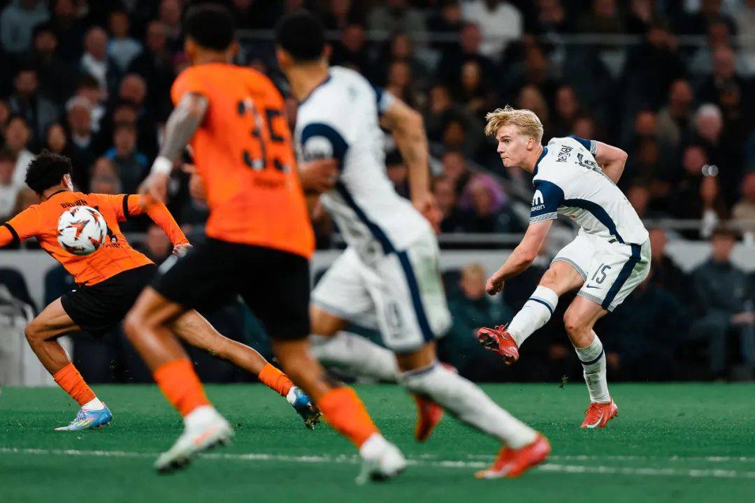 热刺表现出色,全队士气高涨 热刺表现出色,全队士气高涨