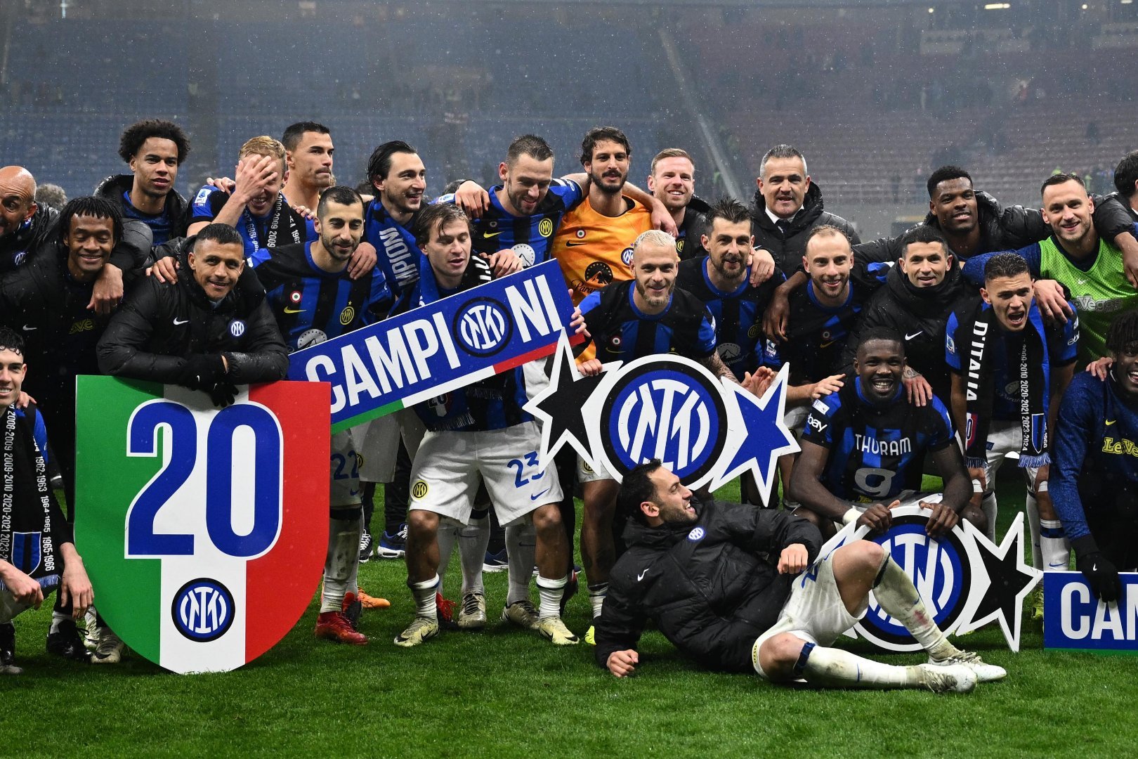 包含尤文图斯击败AC米兰，豪取意甲联赛榜首位置的词条