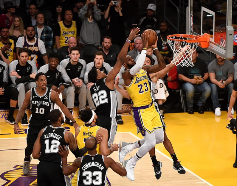 猛龙负于马刺遭遇两连败