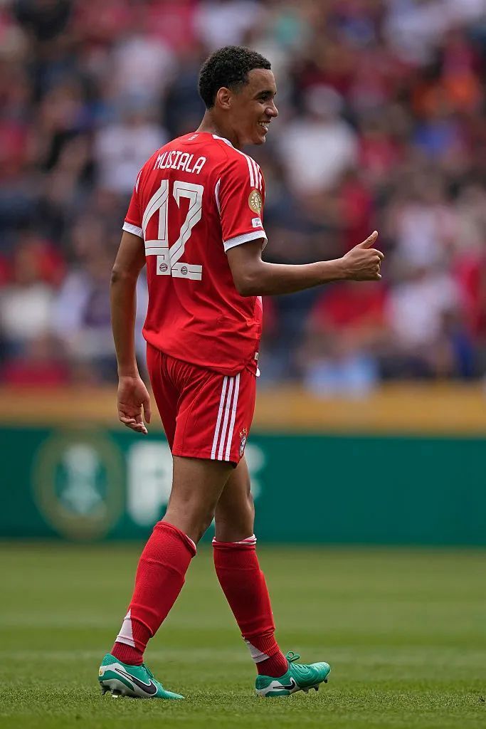 拜仁慕尼黑主场2比0击败法兰克福，豪取联赛开门红