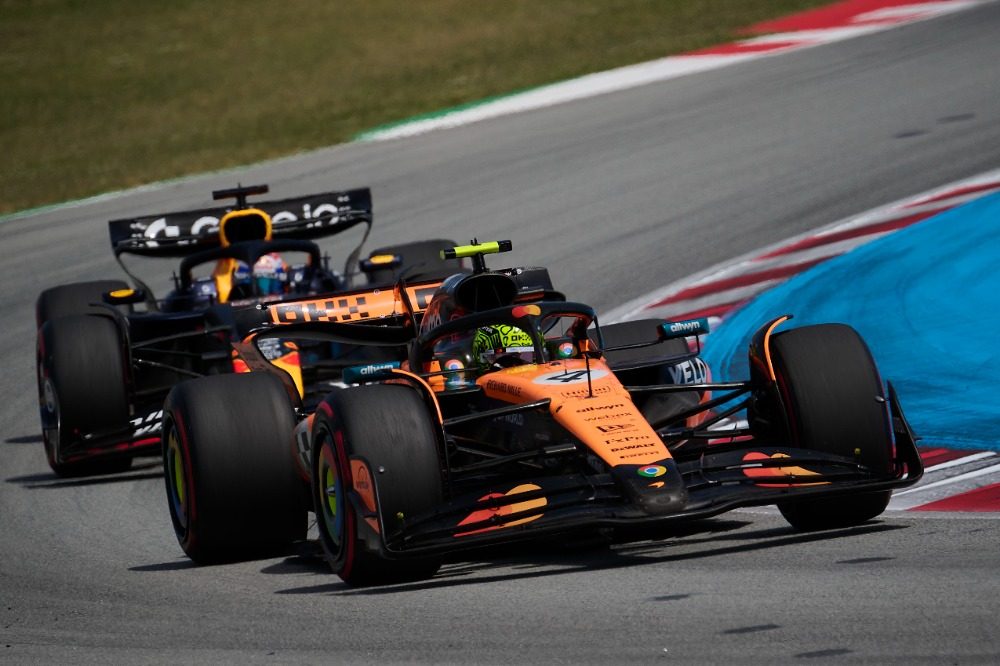 哈斯车队横扫迈凯伦，塞恩斯带队取胜