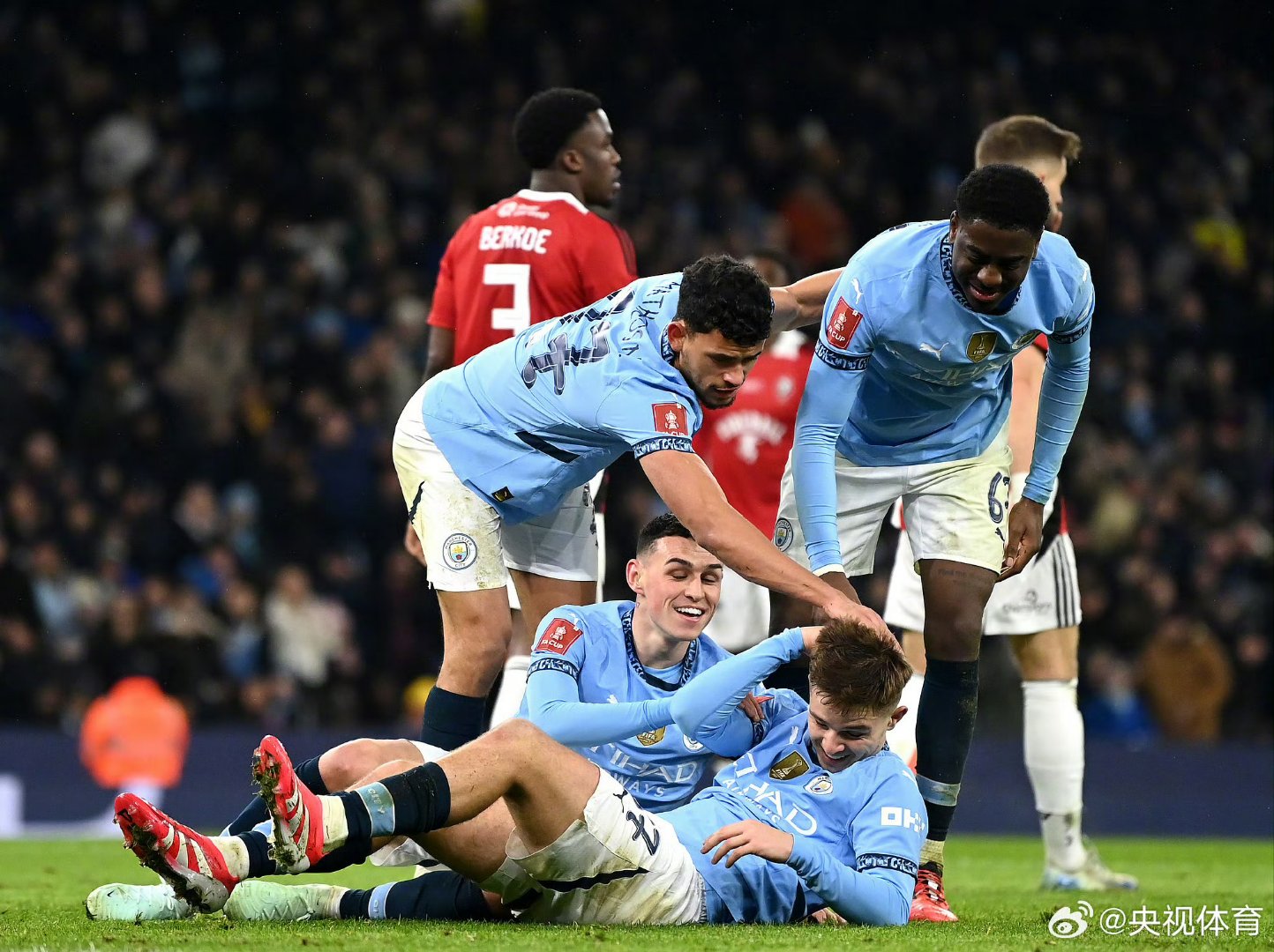 包含曼城后防失误连连，遭遇不胜压力加大的词条