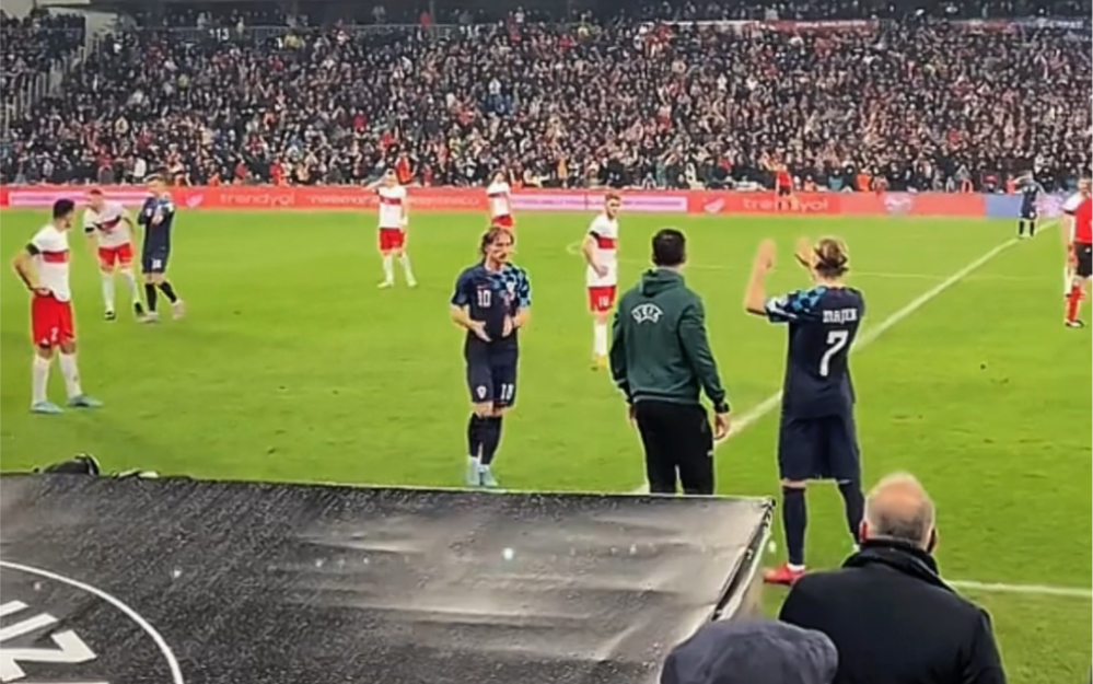 阿斯顿维拉客场告捷，赢得球迷掌声